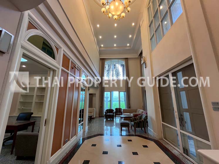 House with Shared Pool in Bangnatrad 